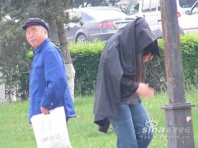 树林老色鬼放大图片：老头快活图片相册 老头在树林里添视频(4)(点击浏览下一张趣图)