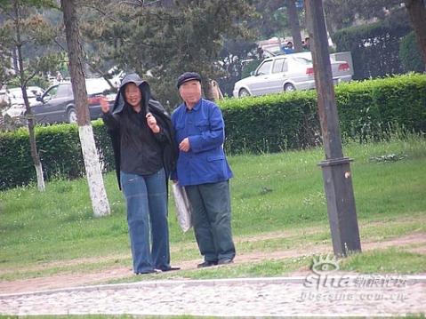 树林老色鬼放大图片：老头快活图片相册 老头在树林里添视频(5)(点击浏览下一张趣图)