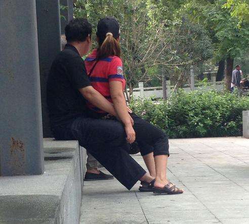 实拍野战视频30分：老人和女人进入树林里(点击浏览下一张趣图)