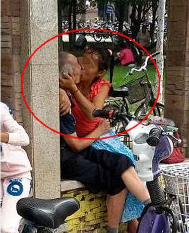 实拍野战视频30分：老人和女人进入树林里(2)(点击浏览下一张趣图)