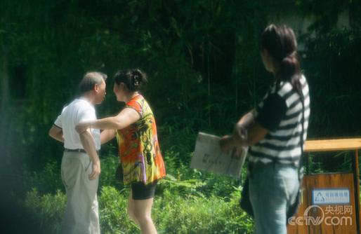实拍野战视频30分：老人和女人进入树林里(4)(点击浏览下一张趣图)