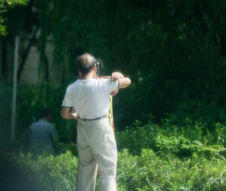实拍野战视频30分：老人和女人进入树林里(5)(点击浏览下一张趣图)