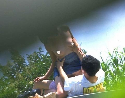 最新情侣早上野战视频：拍客实拍情侣野战视频(3)(点击浏览下一张趣图)