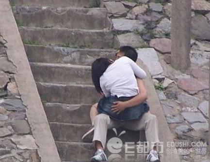 最新情侣早上野战视频：拍客实拍情侣野战视频(5)(点击浏览下一张趣图)