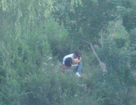 秋天上打野战视频：男女:野战:屋角视频(2)(点击浏览下一张趣图)