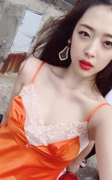 女生乳房图片(无遮挡)：初一美女和初三的对比(点击浏览下一张趣图)