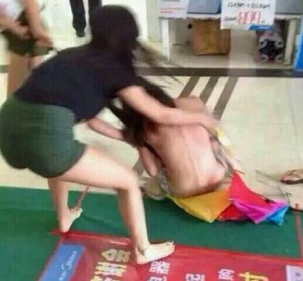 宜宾原配把小三打出尿 小三被拖鞋打下体图片(2)(点击浏览下一张趣图)
