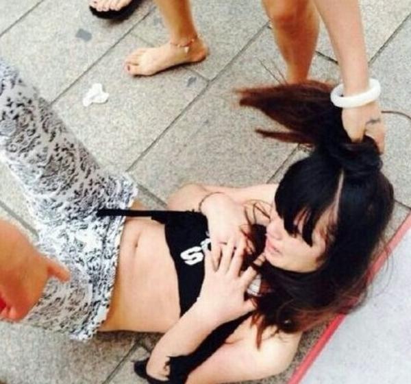 宜宾原配把小三打出尿 小三被拖鞋打下体图片(3)(点击浏览下一张趣图)