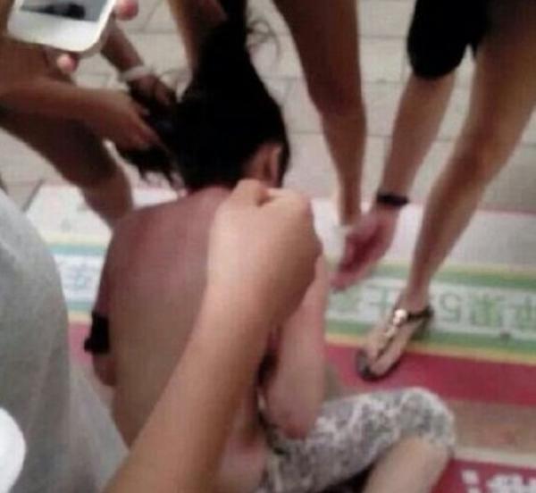 宜宾原配把小三打出尿 小三被拖鞋打下体图片(5)(点击浏览下一张趣图)