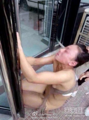 鸡蛋香肠塞进女主下体 打小三用萝卜插下体(点击浏览下一张趣图)