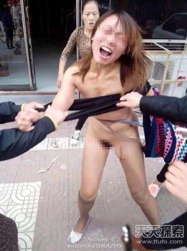 鸡蛋香肠塞进女主下体 打小三用萝卜插下体(2)(点击浏览下一张趣图)