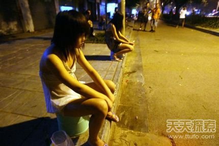 鸡蛋香肠塞进女主下体 打小三用萝卜插下体(5)(点击浏览下一张趣图)