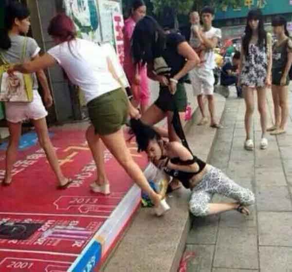 树枝捅下体视频：日照小三下体被打坏 原配踢下体(3)(点击浏览下一张趣图)