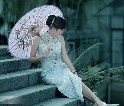 女人应该坚强的句子，形容女人在风雨中坚强(点击浏览下一张趣图)
