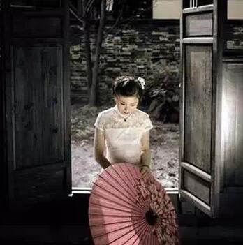 女人应该坚强的句子，形容女人在风雨中坚强(2)(点击浏览下一张趣图)