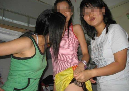 偷高中女生原味内 校服袖口看女同学胸罩：高中女生宿舍原味胸罩(3)(点击浏览下一张趣图)