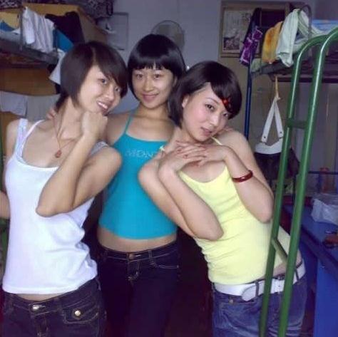 女生宿舍的罩罩好多：女闺蜜衣柜里的罩罩 卫生间挂罩罩(4)(点击浏览下一张趣图)