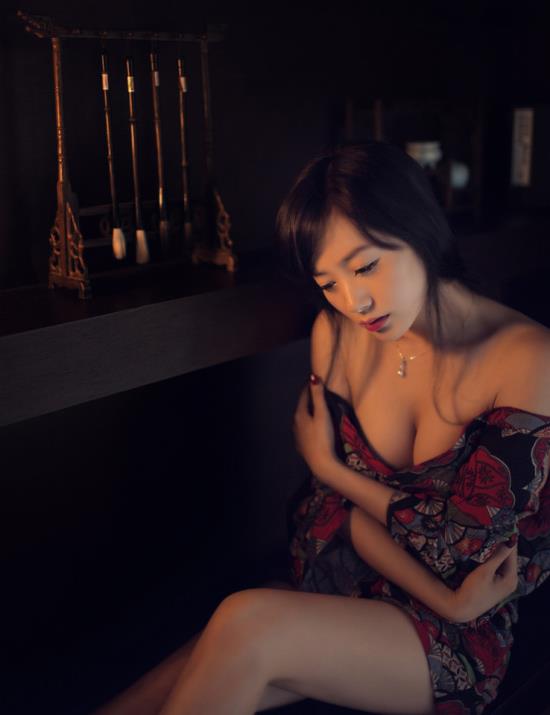 女人全身光着睡觉图片：美女光着的身体的图片(点击浏览下一张趣图)