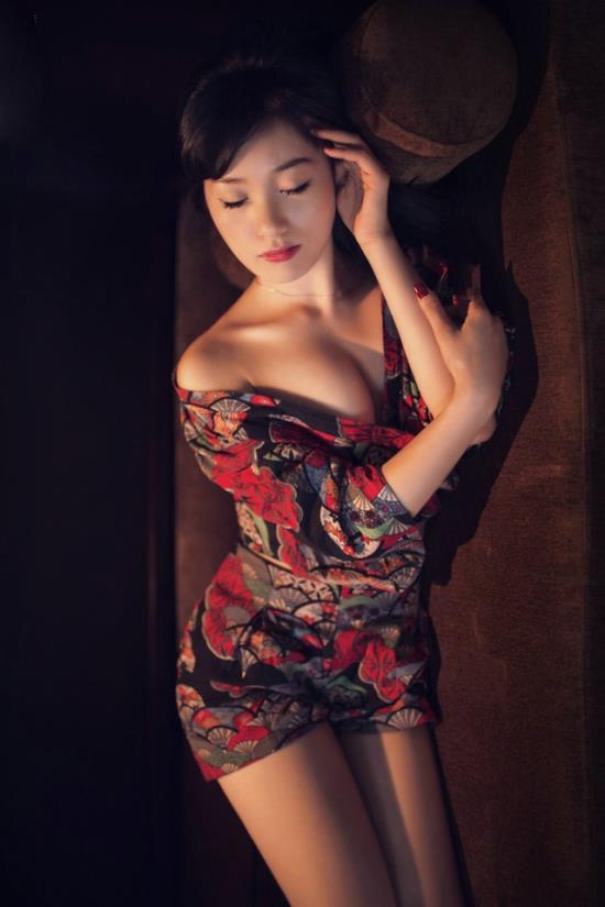 女人全身光着睡觉图片：美女光着的身体的图片(2)(点击浏览下一张趣图)