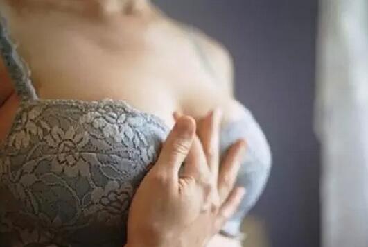 乳房一按疼痛怎么回事，乳房有点疼,怎么回事(点击浏览下一张趣图)