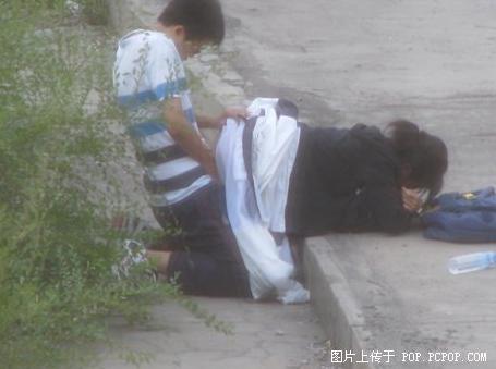 拍客实拍情侣野战视频：男女靠着车打野战。 开封男女野战(点击浏览下一张趣图)