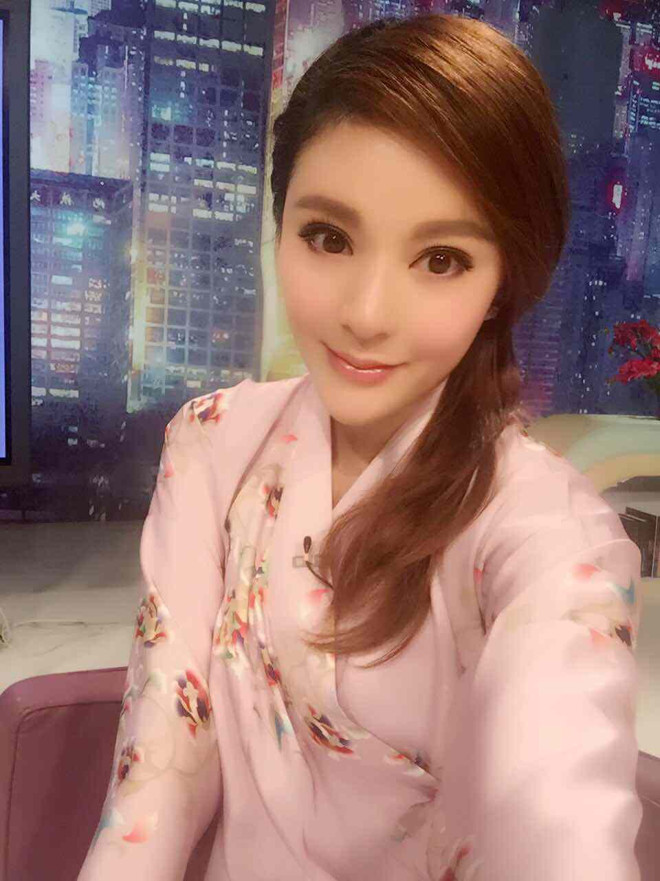 主持人国粹大腿图片：万家灯火国粹丝袜漏脚 主持人国粹光脚(5)(点击浏览下一张趣图)