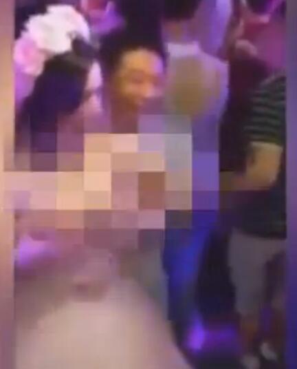 新娘 露胸 红包 福利：新娘露胸收红包百度云 伴娘露胸收红包视频(4)(点击浏览下一张趣图)