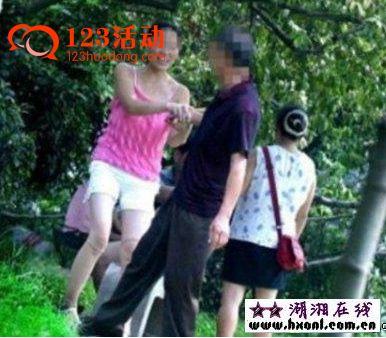 老年人树林石头上偷星：树林老头老太龌蹉图片 老头快活图片相册(2)(点击浏览下一张趣图)