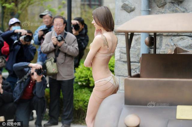俄罗斯女性大阴口：欧美美女大阴口(2) (3)(点击浏览下一张趣图)