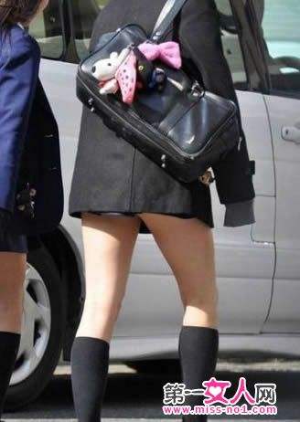 夏季偷拍女人走光图片：2016好看的偷拍走光(8)(点击浏览下一张趣图)