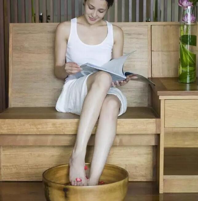 女人每天泡脚对皮肤好：坚持泡脚对女人的好处(点击浏览下一张趣图)