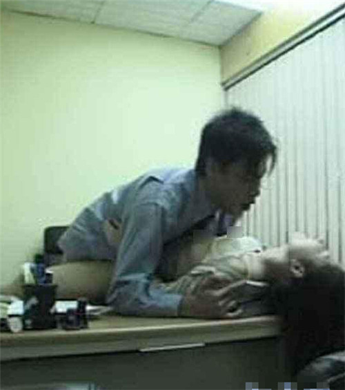 冯蕊缅怀 悲哀的白领2：办公室文员冯蕊7 堕落的白领冯蕊免费(4)(点击浏览下一张趣图)