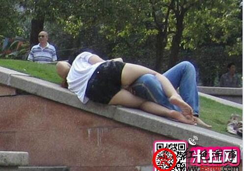 学生公园吃摸大全图片：初中学生公园活春视频(4)(点击浏览下一张趣图)