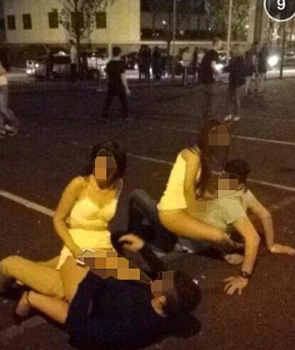 酒吧情侣亲热吃摸l一一：情侣网吧亲热吃摸l视频(点击浏览下一张趣图)