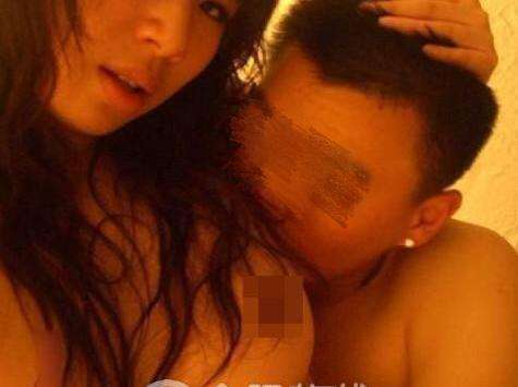 马蓉照片交叉腿分析：QQ马蓉被宋哲干的视频 马蓉挨宋哲干的照片(4)(点击浏览下一张趣图)