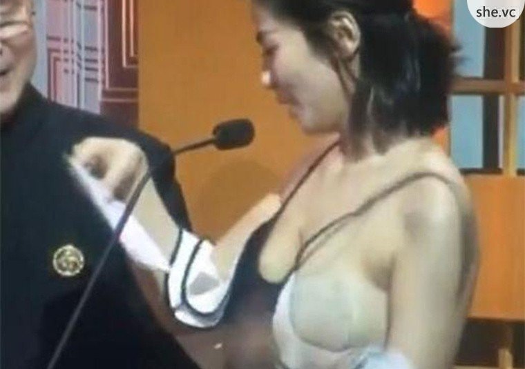 刘涛颁奖肩带滑落图片：刘涛衣服滑落 无胸贴 刘涛露头头(点击浏览下一张趣图)