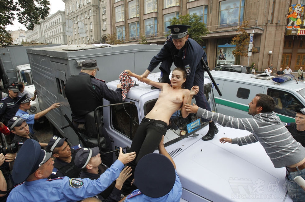 欧美美女赤裸全身图片：欧美中年美女裸体图片(5)(点击浏览下一张趣图)