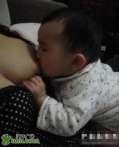 女人喂奶期喂男人图片：男人吃女人奶(图片)(3)(点击浏览下一张趣图)