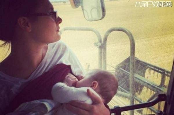女人喂奶期喂男人图片：男人吃女人奶(图片)(4)(点击浏览下一张趣图)