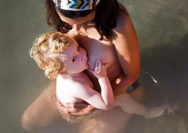 女人喂奶期喂男人图片：男人吃女人奶(图片)(5)(点击浏览下一张趣图)
