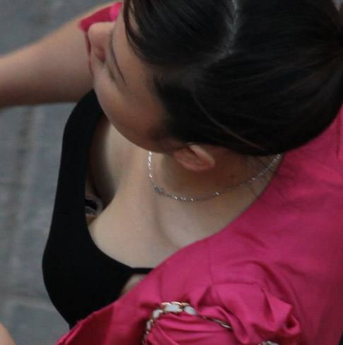 老师弯腰时,我看到了胸：衬衫侧面看到女生胸(点击浏览下一张趣图)