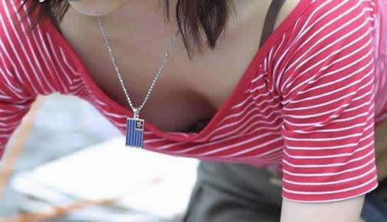 老师弯腰时,我看到了胸：衬衫侧面看到女生胸(3)(点击浏览下一张趣图)
