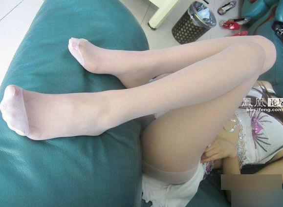 酒店顾客扔的丝袜内衣：少妇丝袜啪啪P 售楼处丢弃的内衣丝袜(4)(点击浏览下一张趣图)