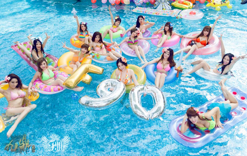 f90巨乳天团刘静怡：f90巨乳天团图片写真 x29天团成员女(2)(点击浏览下一张趣图)