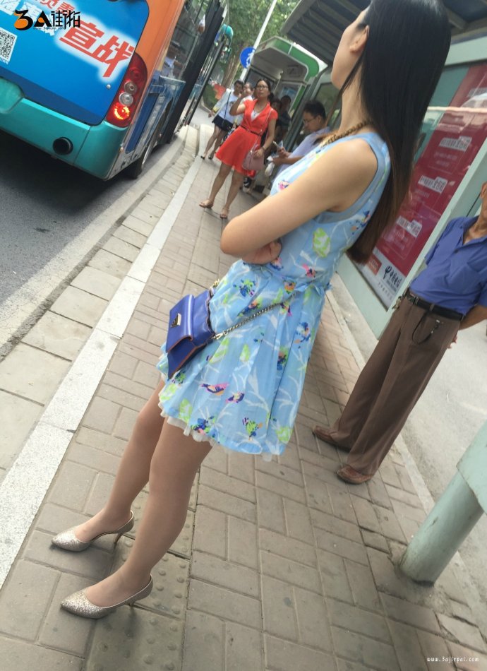 姑娘的大白屁股真白啊!：肥肥白白胖胖妇女 马冬梅 大肥屁股(点击浏览下一张趣图)
