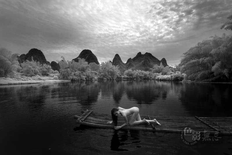 明星美女山水风景图片：森林山水风景美女图片(2)(点击浏览下一张趣图)