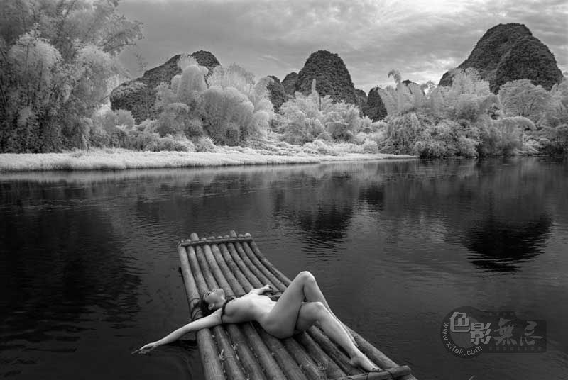 明星美女山水风景图片：森林山水风景美女图片(3)(点击浏览下一张趣图)