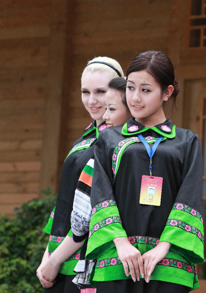 见情美女山水风景图片：美女山水风景动态图片(2)(点击浏览下一张趣图)