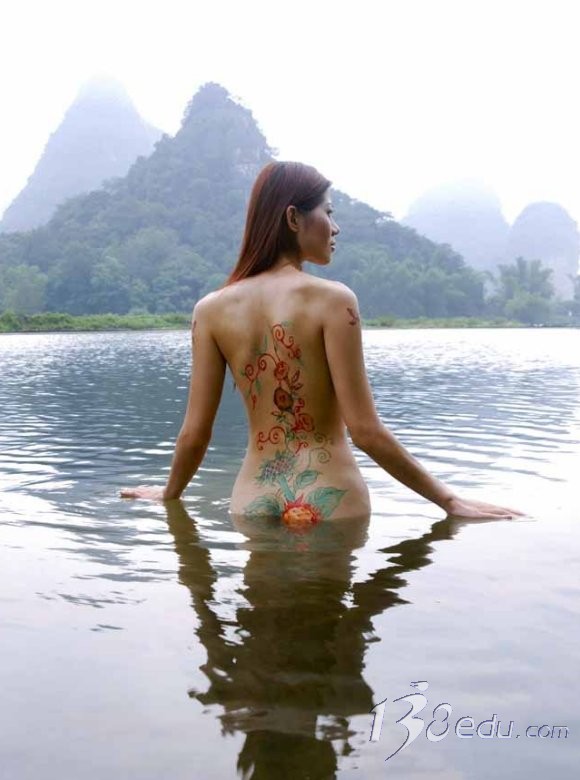 美女绿色山水风景图片：山水人体风景图片(点击浏览下一张趣图)