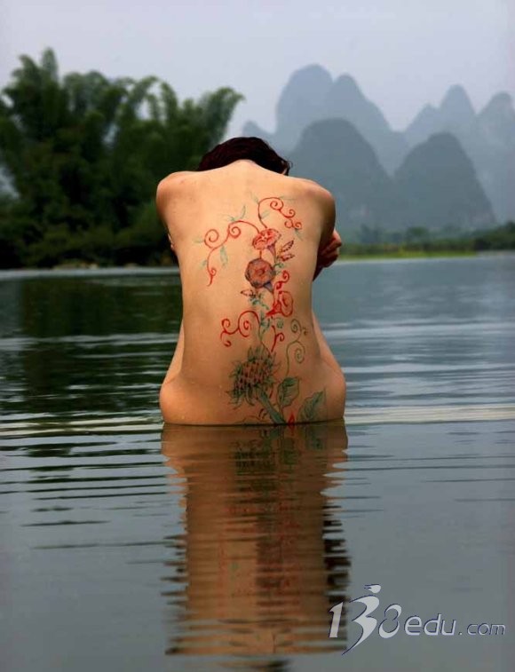 美女绿色山水风景图片：山水人体风景图片(2)(点击浏览下一张趣图)